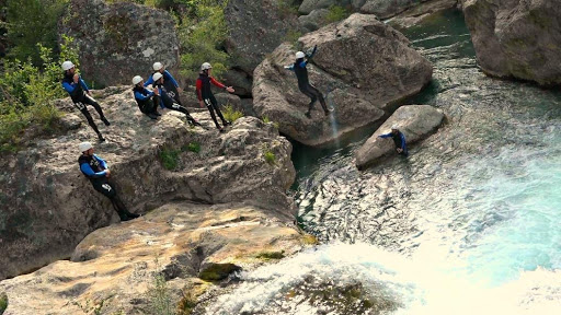 personas saltando al río realizando barranquismo en cuenca